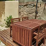 后院内丝特公寓 *