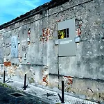后院内丝特公寓 *